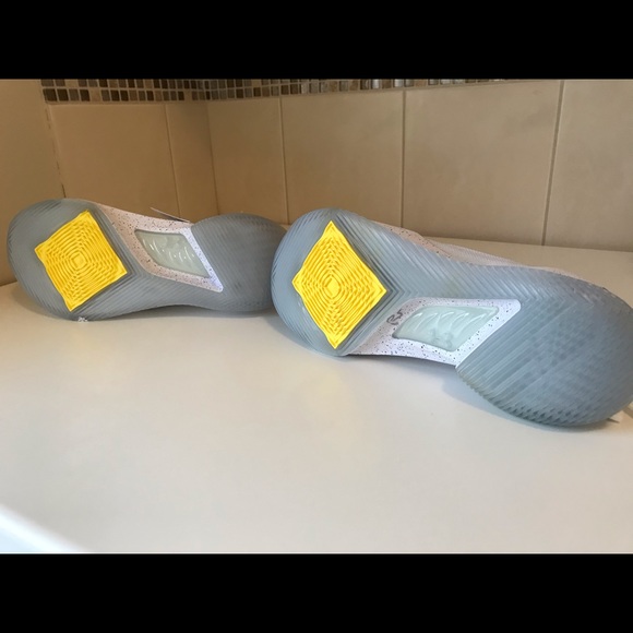 Under armor Curry 5 white glacier bottom - Picture 2 of 4